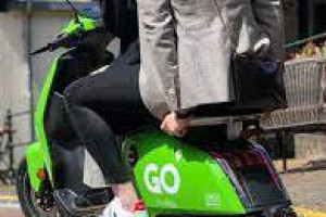 Her en der groene scooters op de stoep