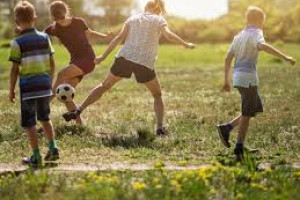 Laat kinderen meer buitenspelen