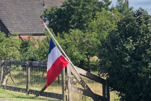 Onze wapperende driekleur, omgekeerd